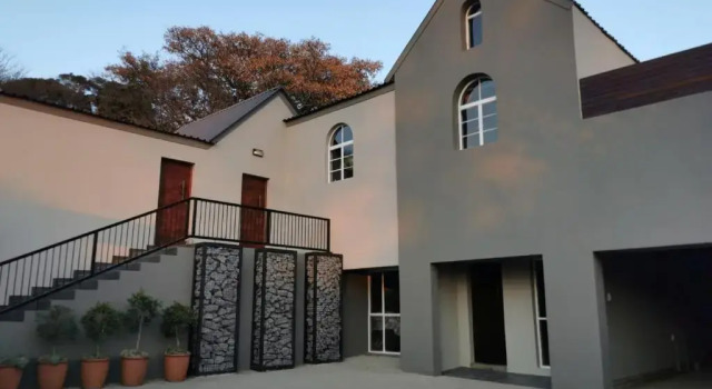 The Lion Mansion - on Solar live and work anywhere, Prenota Hotel Hotel a Gauteng con piscina, Piscina
