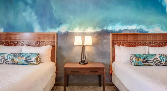 Четырёхместный номер Standard с балконом и с красивым видом из окна Courtyard by Marriott King Kamehamehas Kona Beach Hotel
