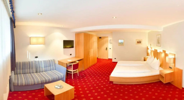 Четырёхместный номер Standard с балконом Granpanorama Hotel StephansHof