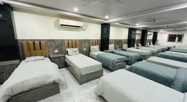 Кровать в общем номере Hotel M K Grand