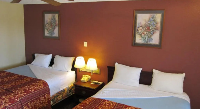 Четырёхместный номер Standard First Western Inn - Fairmont City