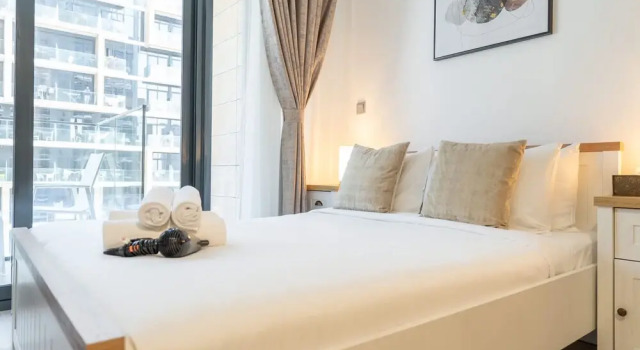 Peaceful Studio in Azizi Riviera 38 With Pool View, Забронировать Апартаменты/квартира Отели Дубая с парковкой, Парковка