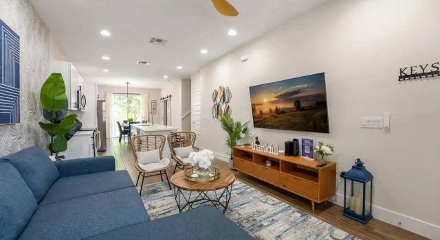 Коттедж New Listing - Modern Decor 4 BR Townhouse