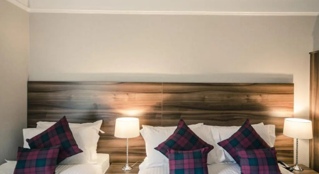Трёхместный номер Standard Royal West End Hotel
