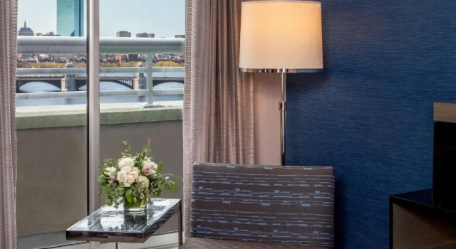 Двухместный номер с балконом и с видом на реку The Royal Sonesta Boston