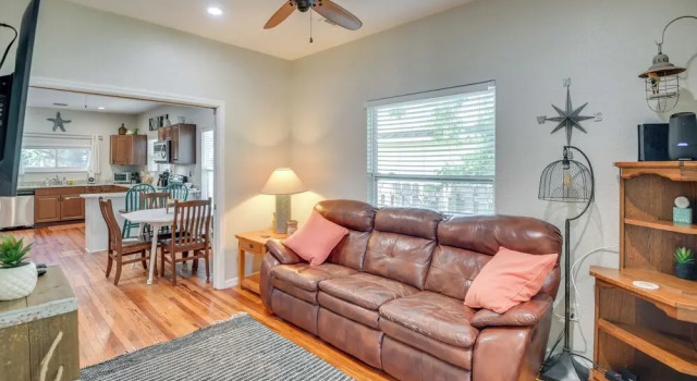 2 Blocks to Canal St: New Smyrna Beach Home, Забронировать Дом для отпуска Виллы Нью-Смирна-Бич, рядом с Mary S. Harrell Black Heritage Museum, Вилла