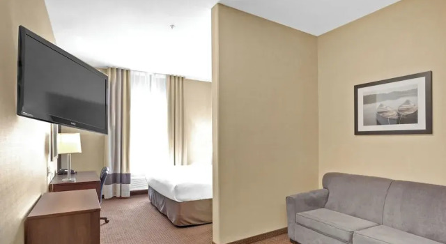 Люкс Duvernay Inn & Suites