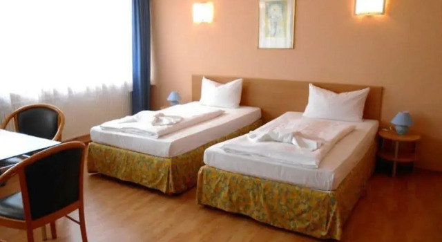 City Pension Sanader, Varaa Hotelli Tempelhof Berliini