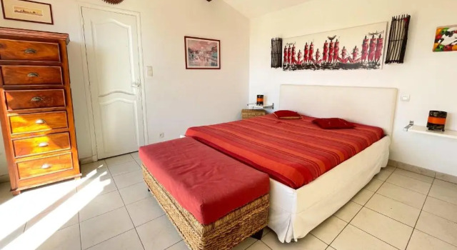 House with SWIMMING POOL 250m from the sea