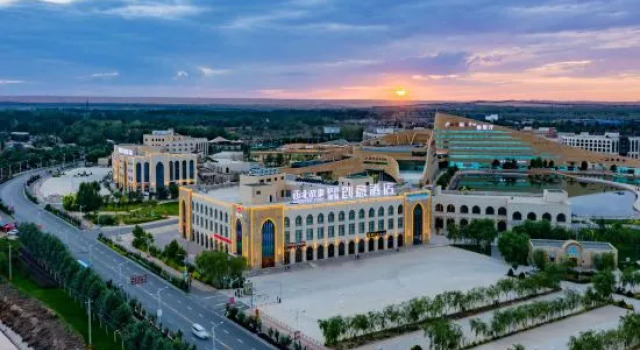 Northwest Story Hotel (Shapotou District), Book Hotel Hoteller i Zhongwei med pool, Swimmingpool