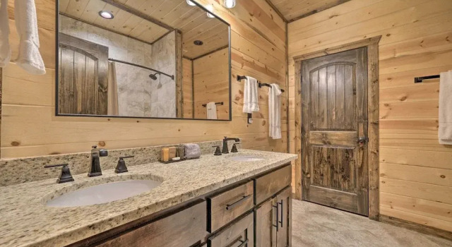 Broken Bow Cabin: Deck w/ Hot Tub & Pool Table!, Book Hotel Hoteller i Hochatown med parkering, Parkering