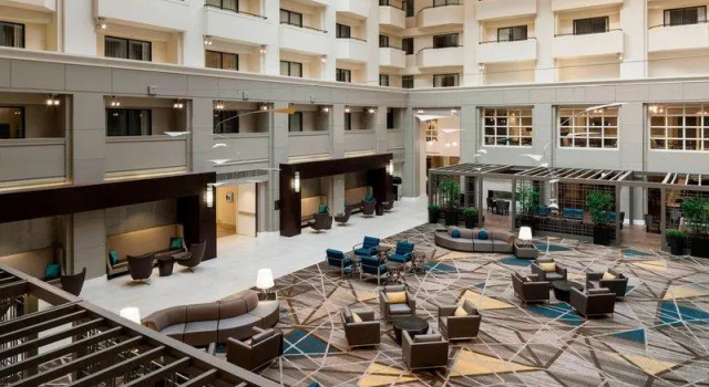 Кровать в общем номере Fairfax Marriott at Fair Oaks