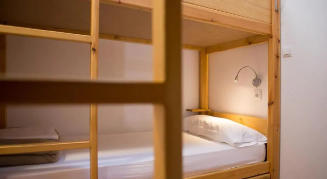Кровать в общем номере Crux Albergue