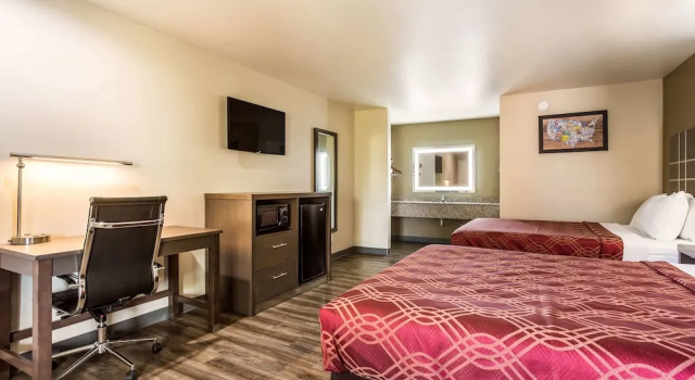 Четырёхместный номер Standard Цокольный этаж Econo Lodge Inn & Suites Murfreesboro Shopping District