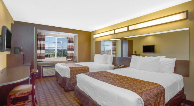 Четырёхместный номер Standard Microtel Inn & Suites by Wyndham Harrisonburg