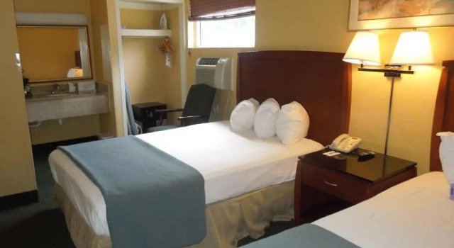 Четырёхместный номер Standard Travelodge by Wyndham Silver Spring
