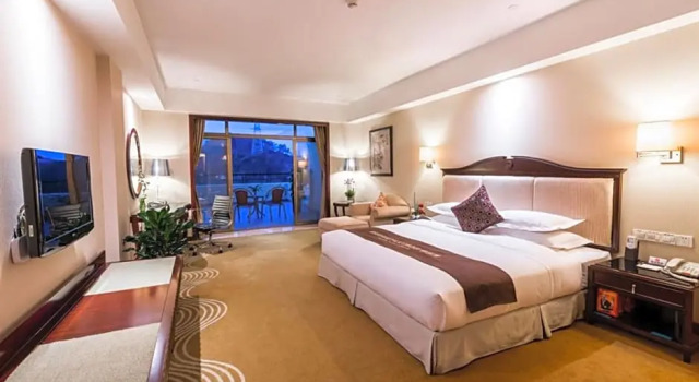 Двухместный номер Standard с балконом и с видом на горы Country Garden Phoenix Hotel Chongqing