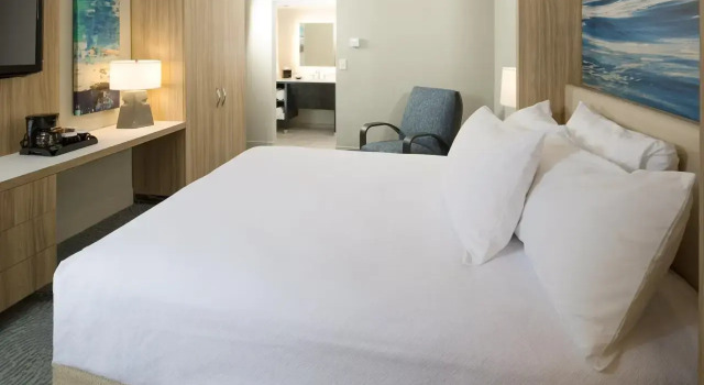 Номер Standard с балконом Crowne Plaza Melbourne-Oceanfront by IHG