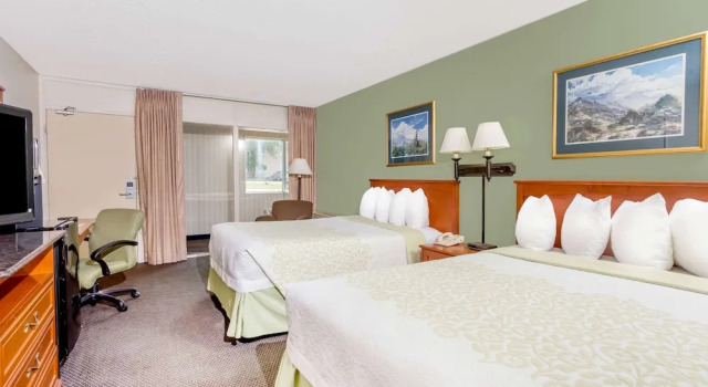 Четырёхместный номер Standard с балконом Days Inn by Wyndham Cedar Falls- University Plaza