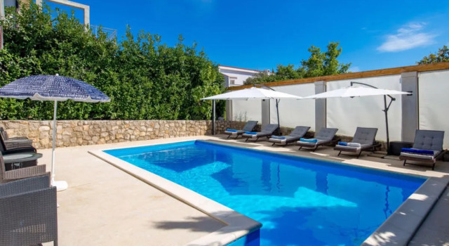 Ruža (KRK114) 17989, Varaa Hotelli Hotellit Kvarner Islands uima-altaalla, Uima-allas