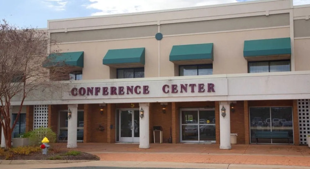 Fredericksburg Hospitality House And Conference Center, Забронировать Отель Фредериксберг Виргиния, рядом с Splitsville Luxury Lanes and Dinner Lounge