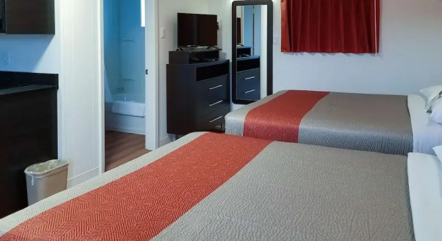 Четырёхместный люкс Deluxe Motel 6 Cranbrook
