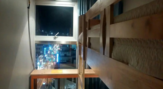 Кровать в общем номере Life Guest House