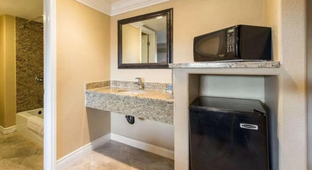 Четырёхместный номер Standard Santa Fe Inn Los Angeles