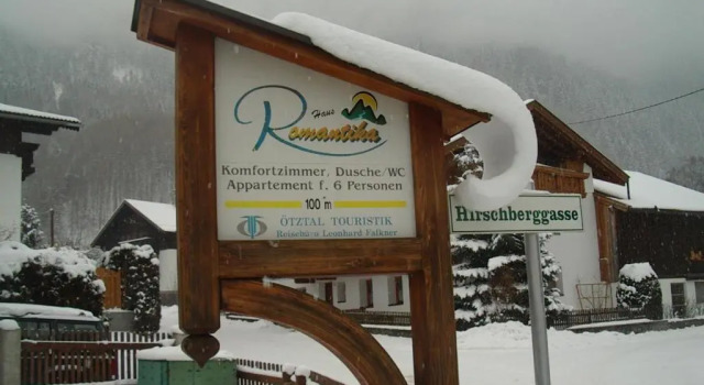 Кровать в общем номере Haus Romantika