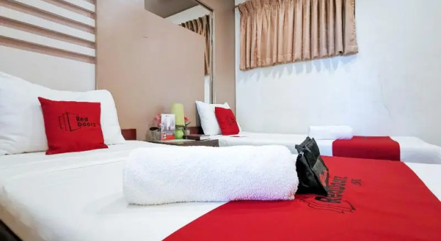 RedDoorz Plus near Robinsons Place Gensan, Prenota Hotel Hotel a Mindanao con parcheggio, Parcheggio