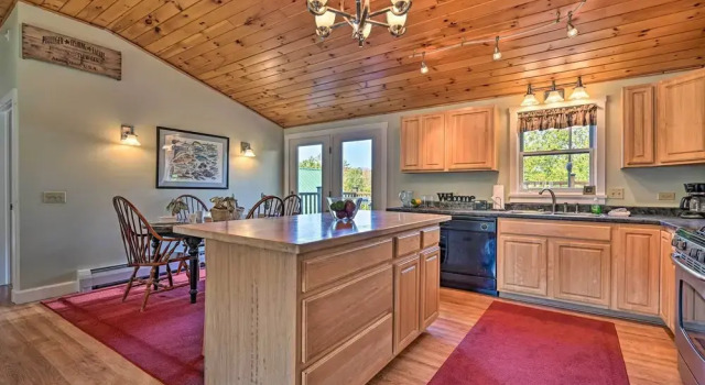 Апартаменты Cozy Apt w/ Hot Tub & Deck, 10 Mi to Stowe Resort!