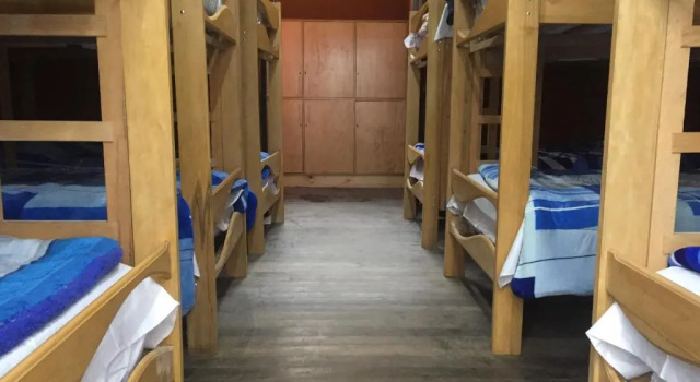 Postel ve společném pokoji Pacha Qori Backpackers