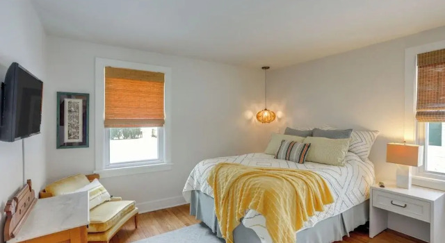 Cozy Cottage in Historic Village: Near Cedar Point, Rezerwuj Dom wakacyjny Hotele w Milan z parkingiem, Parking