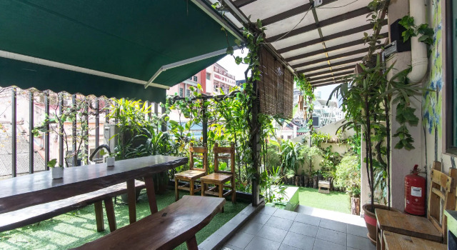 Кровать в общем номере Rain Forest Hotel