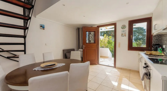 Семейные апартаменты с балконом Birds Villa Apartments with Heated Pool - Including Car and Breakfast