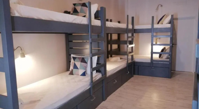 Кровать в общем номере Son of a Beach Hostel
