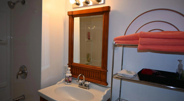 Charming Downtown Niagara Falls Apartment, Забронировать Апартаменты/квартира Апартаменты Ниагара Фолс, Апартаменты/квартира