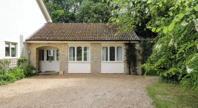 Garden Cottage, Book Vacation Home Acton Turville Gloucestershire