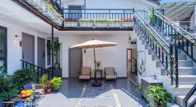 Designer living in a beautiful villa with light intelligence, Забронировать Вилла Коттеджи Лицзян, рядом с Улица Сквер-стрит Древнего города Даянь, Коттедж