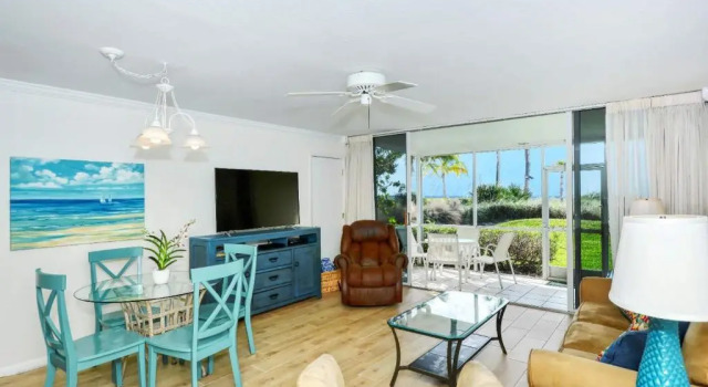 Апартаменты LaPlaya 109A Enjoy the balmy Gulf breezes in this corner end unit right on the beach