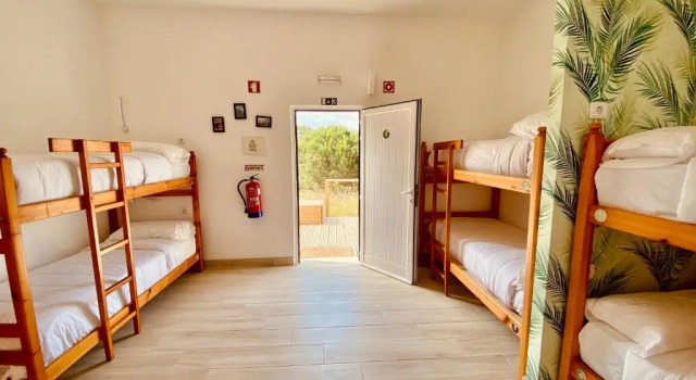 Кровать в общем номере Oasis Backpackers Hostel Sintra Surf