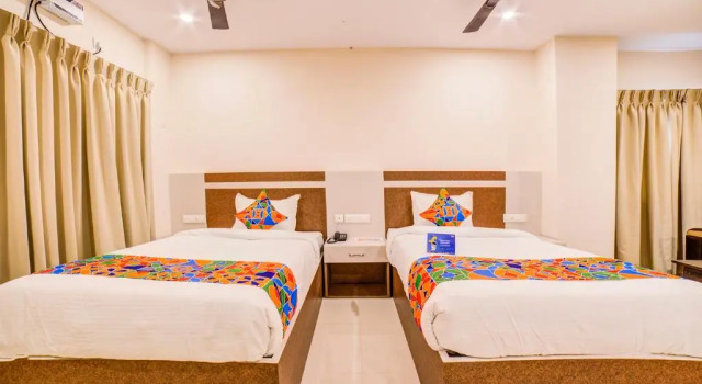 Люкс FabHotel Spark Inn