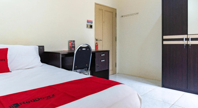 RedDoorz Syariah near Jalan A Yani KM 8 Citraland, Book Hotel Banjarmasin 