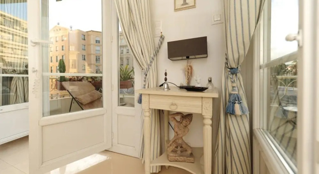 Appartement Flora - 5 Stars Holiday House, Забронировать Апартаменты/квартира Отели Ниццы с парковкой, Парковка