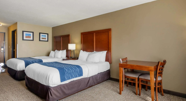 Четырёхместный номер Standard Comfort Inn & Suites Pittsburg KS