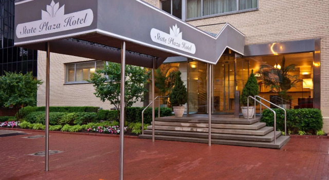 Кровать в общем номере State Plaza Hotel