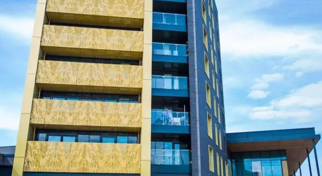 Stunning 2 Bed Apartment With Parking