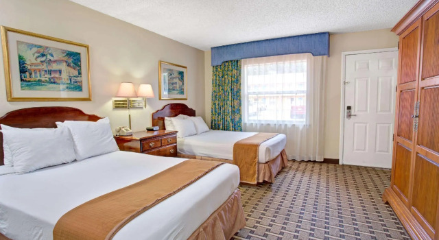 Четырёхместный номер Standard Howard Johnson Express Inn And Suites Lakes Front