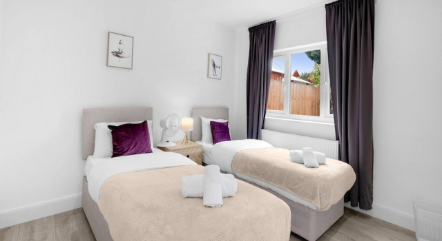Modern 3 Bedroom, 2 Bathroom Home in Edgware