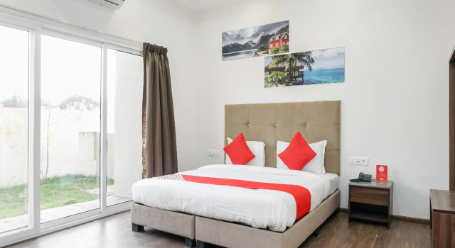 OYO 16832 I suites, Забронировать Отель Отели Māngvādi с парковкой, Парковка
